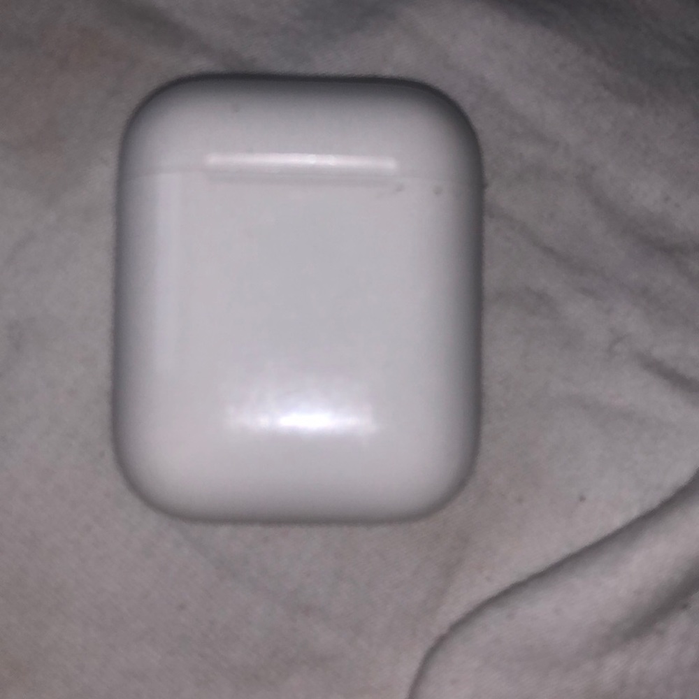 AirPods wireless charging case
